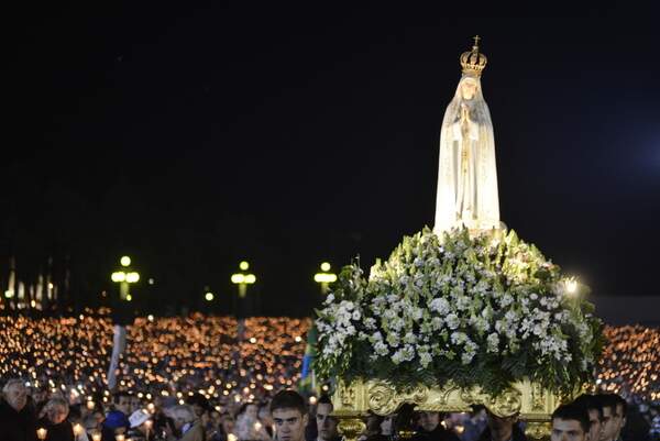 Benção das velas, oração do rosário, procissão e missa no Santuário de Fátima no dia 12 de maio